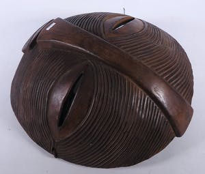 Luba - Groot rond masker met groeven en gekruiste mond. kopen? Bied vanaf 20!