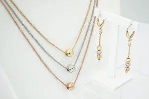 Chique Set 18 Krt tricolor gouden halssierraad en paar oorhangers - gekeurd kopen? Bied vanaf 470!