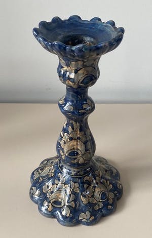 Niet of onleesbaar gesigneerd - C.M. Biagioli Gubbio - Twee hand gedecoreerde Majolica kandelaren kopen? Bied vanaf 1!