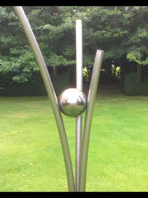 Niet of onleesbaar gesigneerd - moderne sculptuur verkocht voor € 10!