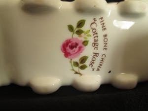 Niet of onleesbaar gesigneerd - 12 porseleinen miniaturen - Engeland - Cottage Rose kopen? Bied vanaf 1!