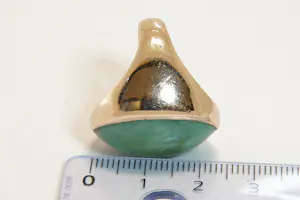 77 - Beneden wettelijk roségoud gehalte ring met ovale groene steen kopen? Bied vanaf 280!