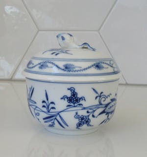 Meissen porzellan - Suikerpot met deksel in het beroemde blauw witte Zwiebelmuster decor - 1e keus kopen? Bied vanaf 35!