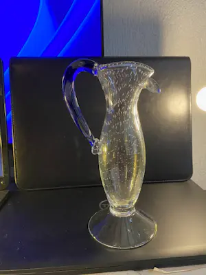 Borek Sipek - Mondgeblazen glazen schenkkannetje met luchtbellen en blauwe handgreep kopen? Bied vanaf 65!