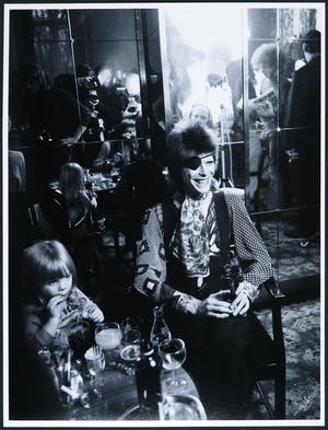 Nico Koster - Foto, Portret van David Bowie met zijn zoon in het Amstel Hotel in 1973 kopen? Bied vanaf 120!