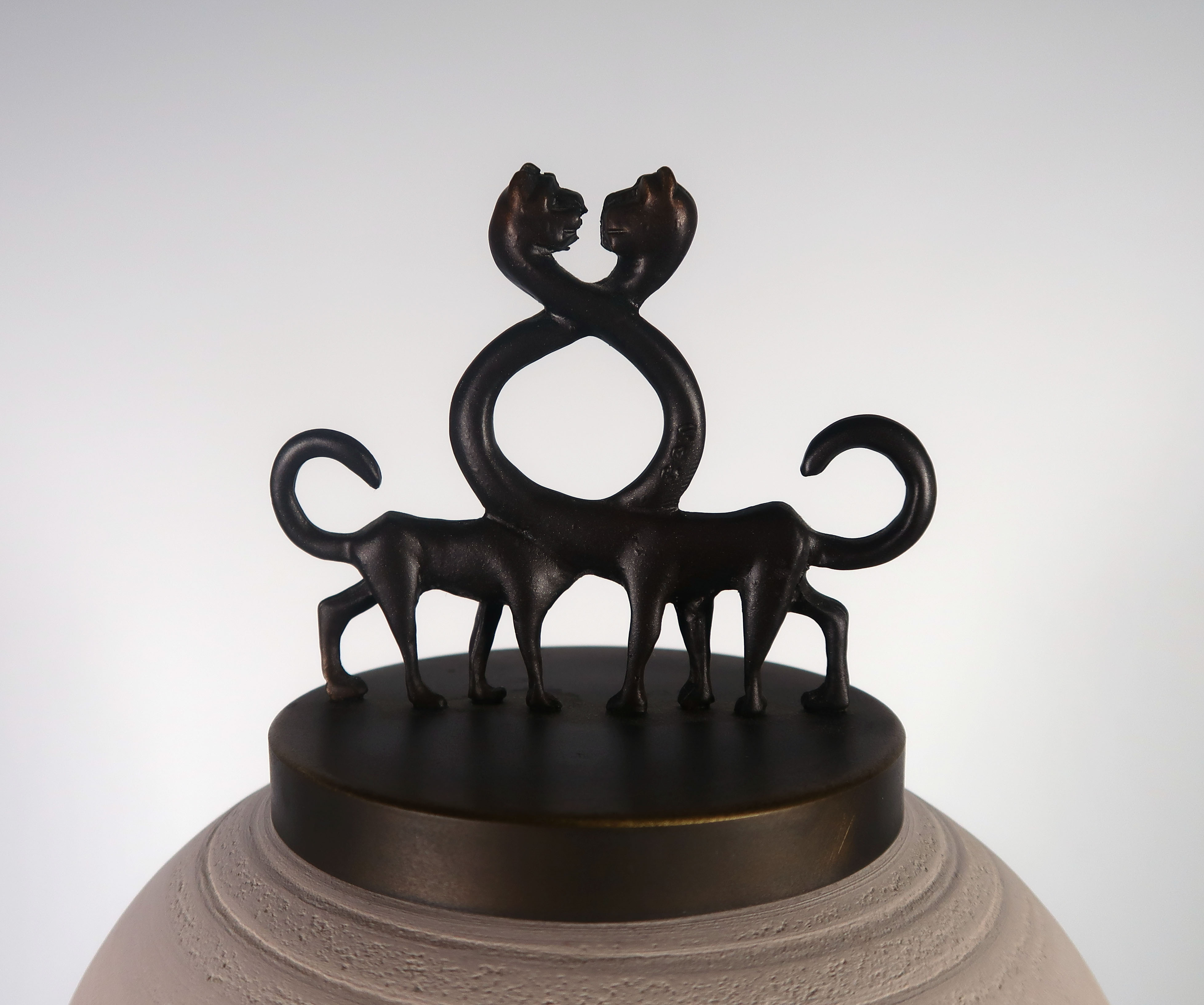 Corry Ammerlaan - Aardewerk en brons, Kruik met deksel kopen? Bied vanaf 60!