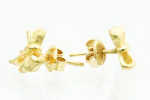 62- Fraai gedetailleerde set 20krt geel-gouden oorschroeven - "strik" model kopen? Bied vanaf 240!