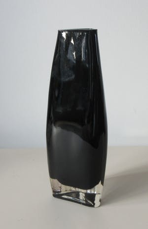 Krosno - Dubbelwandige zwart en blank glazen Triangel vaas kopen? Bied vanaf 25!