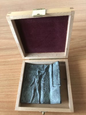 Brons (Onbekend) - Bronzen object / penning in houten doosje met kunstwerkje erop. kopen? Bied vanaf 65!