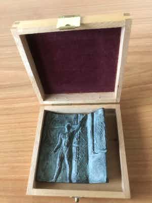 Brons (Onbekend) - Bronzen object / penning in houten doosje met kunstwerkje erop. verkocht voor € 65!