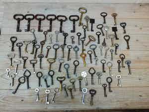 Partij sleutels van diverse afmetingen en metaal soorten. verkocht voor € 1!