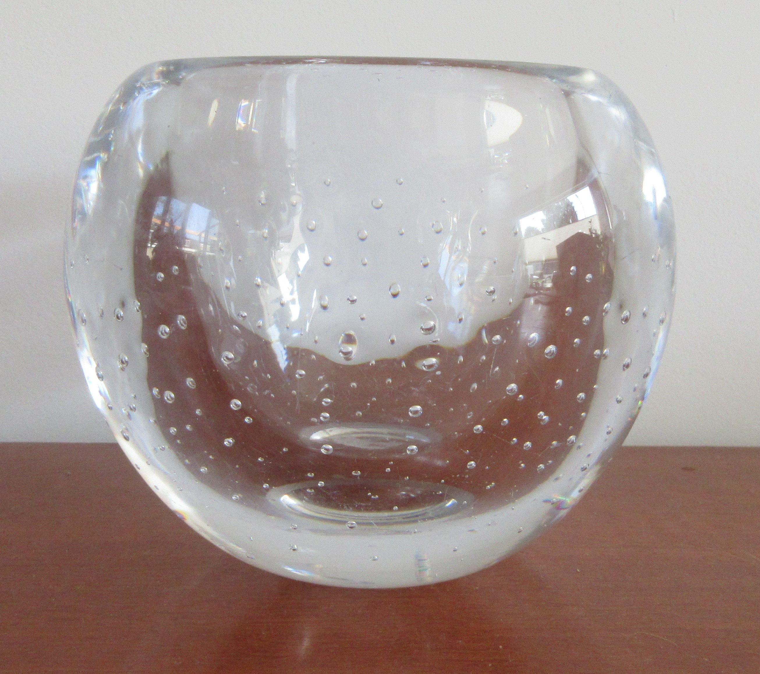 Royal Leerdam - AD Copier zeldzame zware blanke glazen bolvaas met luchtbellen verkocht voor € 80!