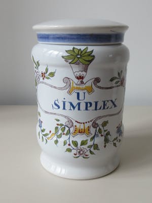 Royal Goedewaagen - Twee platelen apothekerspotten voor de firma Caron B.V. kopen? Bied vanaf 26!