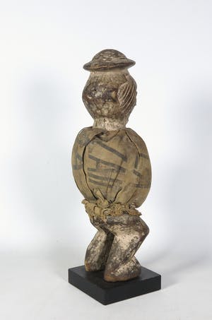 Niet of onleesbaar gesigneerd - Houten figuur met buidel kopen? Bied vanaf 1!