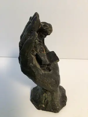Astrid Veldhuyzen-Koppen - Sculptuur “ Lezend meisje in palm van een hand “ kopen? Bied vanaf 39!