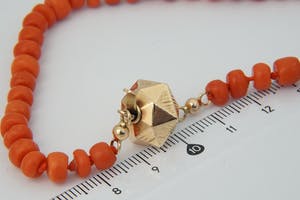 1199 - Antiek 14 karaats geel-gouden slot met oudhollands geslepen Bloedkoraal kopen? Bied vanaf 150!
