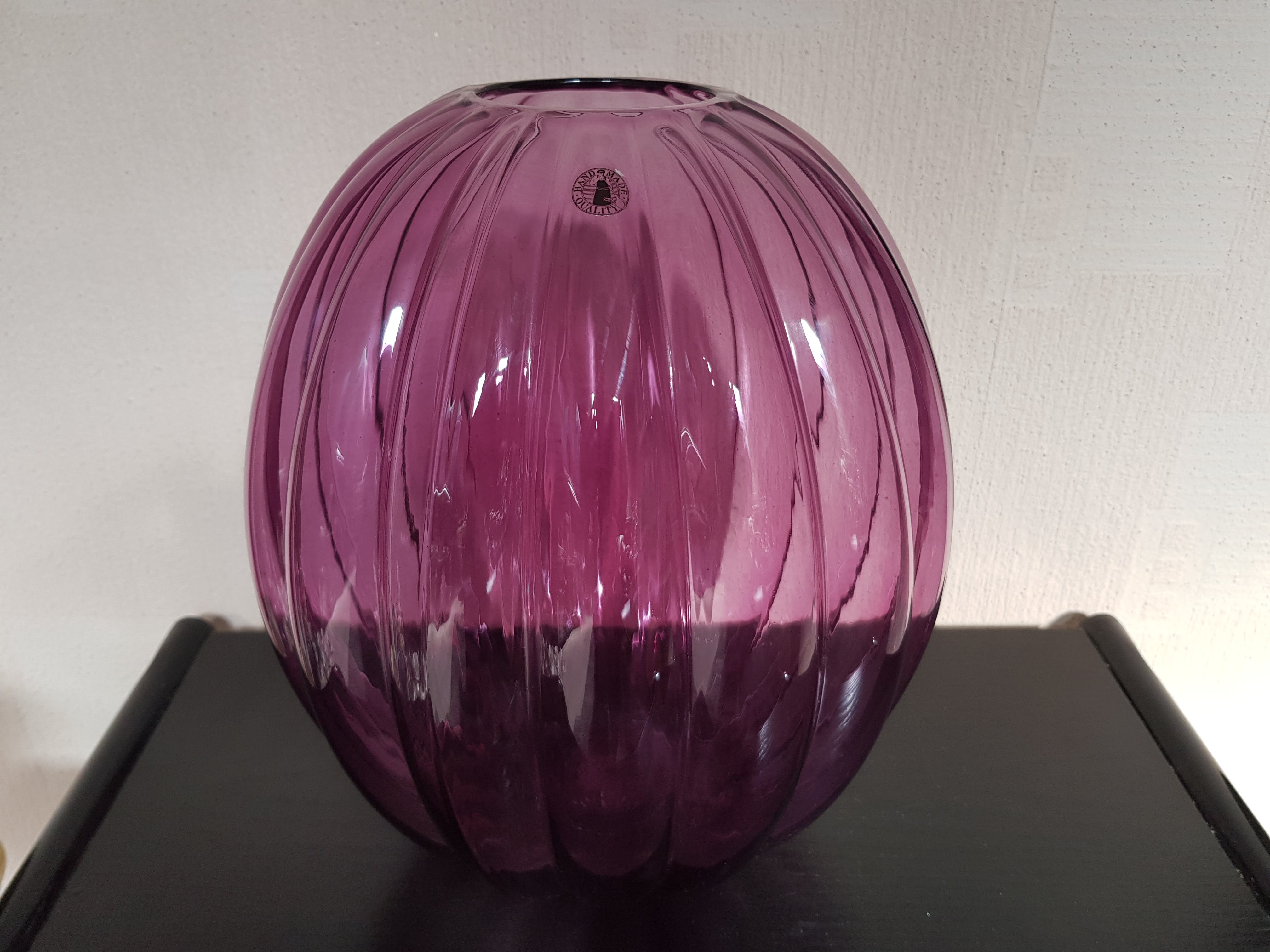 Niet of onleesbaar gesigneerd - Paarse glazen vaas, Geribbeld verkocht voor € 1!