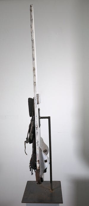 Ron van der Werf - Beeld in gemengde techniek, o.a. hout en textiel, Zonder titel kopen? Bied vanaf 1!