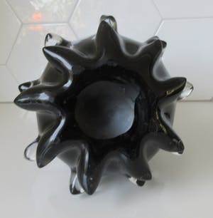 Niet of onleesbaar gesigneerd - Dubbelwandige grote zwarte moderne puntige Murano glazen vaas kopen? Bied vanaf 1!