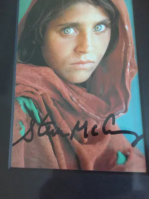 Steve McCurry - Afghan Girl (Sharbat Gula),- Refugee Camp, Pakistan, 1984, kopen? Bied vanaf 200!