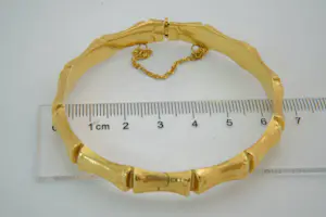 84- Surinaamse 18 krt geel-gouden zg. "Bamboe" armband - glad/ruw model kopen? Bied vanaf 470!