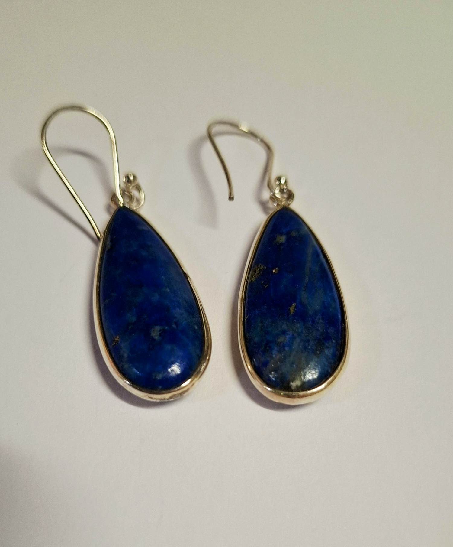 Nieuwe zilveren oorbellen met  mooie geslepen lapis lazuli in druppelvorm kopen? Bied vanaf 45!