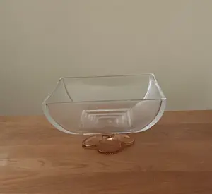 Borek Sipek - Handgemaakte stolp van Boheems kristal met witte porseleinen presenteerschaal kopen? Bied vanaf 135!