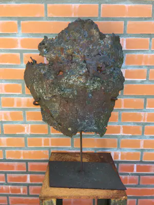 Theo Niermeijer - ruimtelijk ijzeren beeld - ‘Iron Mark’.. kopen? Bied vanaf 350!