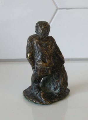 Niet of onleesbaar gesigneerd - Bronzen beeldje van een jongemanen zijn hond kopen? Bied vanaf 10!