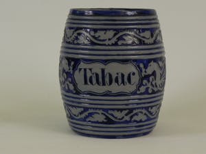 Niet of onleesbaar gesigneerd - Grote aardenwerken Tabac pot met drakenmotief kopen? Bied vanaf 1!