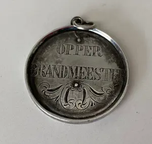 AcheterNiet of onleesbaar gesigneerd - 19e eeuwse Zilveren penning "Opper Brandmeester" voor de stad Leiden? Enchérissez de 1!