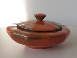 Arnhemsche Fayencefabriek - Art deco oranje zwarte platelen Bonbonniere of suikerpot kopen? Bied vanaf 25!