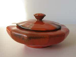 Arnhemsche Fayencefabriek - Art deco oranje zwarte platelen Bonbonniere of suikerpot verkocht voor € 25!