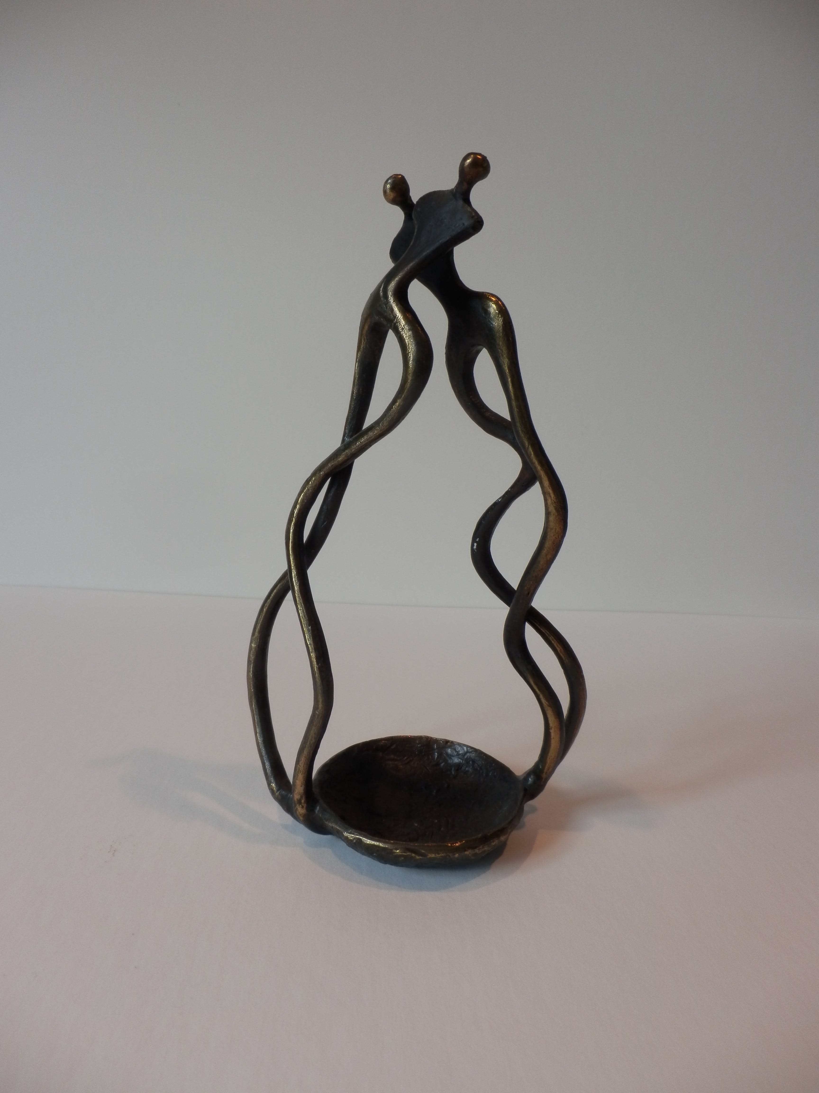 Niet of onleesbaar gesigneerd - BRONZEN - BEELDJE ,, EMBRACEMENT,,  kopen? Bied vanaf 1!