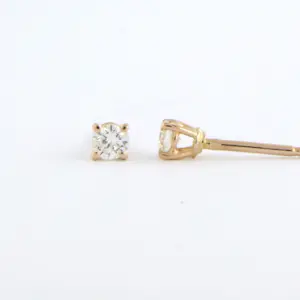 18k rosé gouden solitair oorknoppen bezet met briljant geslepen diamant kopen? Bied vanaf 290!