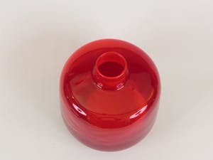 Niet of onleesbaar gesigneerd - W.J.Rozendaal- Rode glazen vaas met smalle opening kopen? Bied vanaf 1!