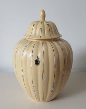 Plateelbakkerij Tiko - Grote eiergele platelen dekselvaas met lineair decor kopen? Bied vanaf 65!