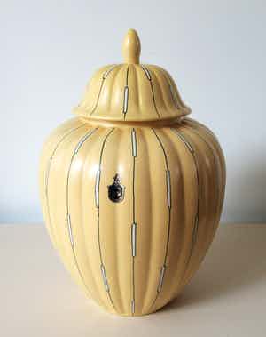 Plateelbakkerij Tiko - Grote eiergele platelen dekselvaas met lineair decor verkocht voor € 65!