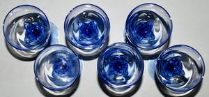 Niet of onleesbaar gesigneerd - 11 Zeldzame vintage saffierblauwe Franse tulp champagneglazen & wijnglazen kopen? Bied vanaf 1!