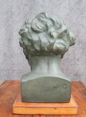 Niet of onleesbaar gesigneerd - Buste van een jonge meid. kopen? Bied vanaf 10!