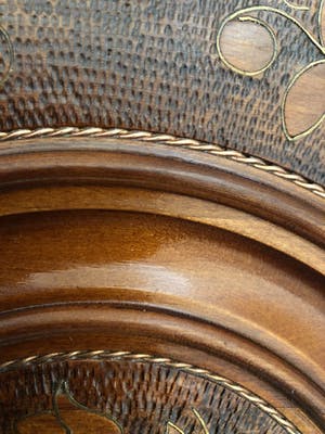 Curiosa - 2 Poolse folkloristische borden met zeer verfijnd houtsnijwerk kopen? Bied vanaf 1!