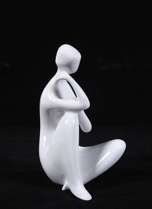 Royal Dux - Lot van twee porseleinen zittende vrouw-figuren kopen? Bied vanaf 50!