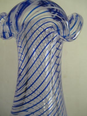 Niet of onleesbaar gesigneerd - Murano vaas met spiraal kopen? Bied vanaf 1!