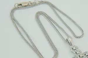 87 - Fijn 14 krt. witgouden collier en een 18 krt. diamanten kruis hanger kopen? Bied vanaf 800!