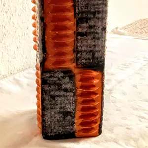 Carstens Tonnieshof - Keramik Vase Relief-Rippendekor Orange/braun 60er/70er Jahre kopen? Bied vanaf 70!