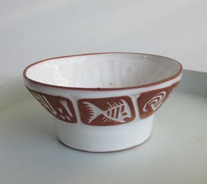 Niet of onleesbaar gesigneerd - Rood Aardewerken kom met wit glazuur en incisiedecor van verschillende dieren kopen? Bied vanaf 1!