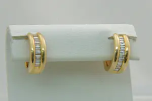 2 - Sierlijk paar 18 Krt geel-goud & diamanten (18 baguettes / 0.40ct) oorclips kopen? Bied vanaf 280!