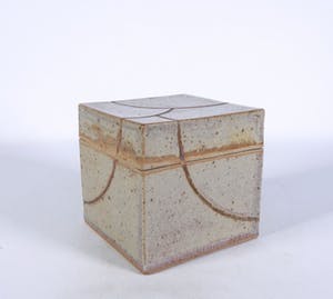 Henriette Syatauw - Aardewerk, Doos met geometrisch decor kopen? Bied vanaf 50!