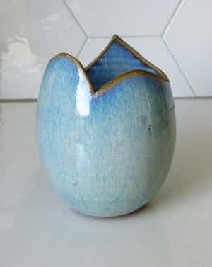 Ed Meissenberg - Opengezaagd keramisch vaasje met blauw-lila stroomglazuur verkocht voor € 30!