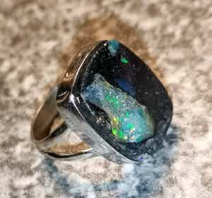 Niet of onleesbaar gesigneerd - Zilveren ring met Ethiopische opaal verkocht voor € 10!